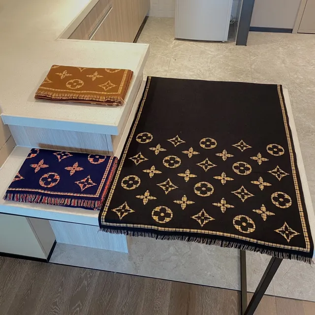 Louis Vuitton Monogram وشاح كشمير بني و بيج 2