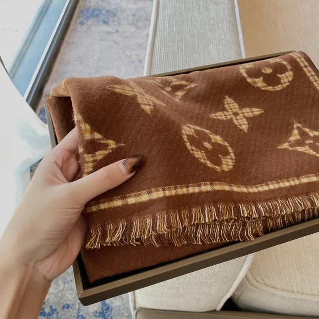 Louis Vuitton Monogram وشاح كشمير بني و بيج 6
