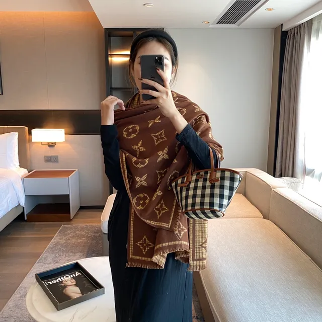 Louis Vuitton Monogram وشاح كشمير بني و بيج 7