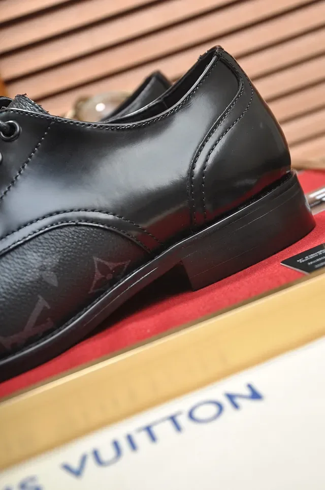 Louis Vuitton Sapatos Oxford com Bico de Tapa e Monograma Impresso 2
