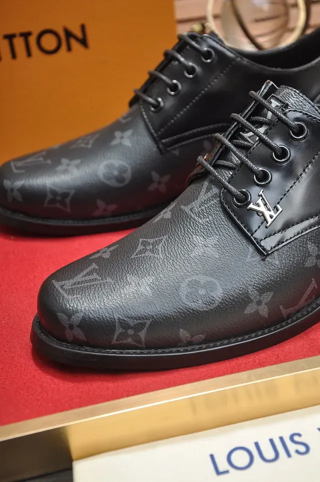 Louis Vuitton Sapatos Oxford com Bico de Tapa e Monograma Impresso 3