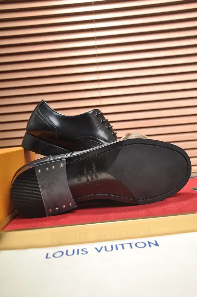 Louis Vuitton Sapatos Oxford com Bico de Tapa e Monograma Impresso 4