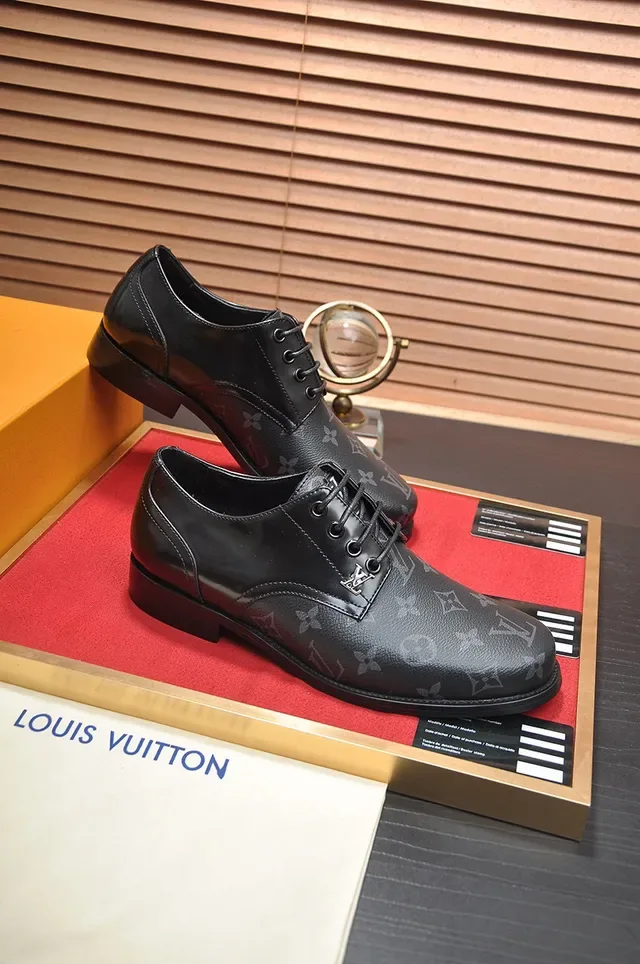 Louis Vuitton Sapatos Oxford com Bico de Tapa e Monograma Impresso 5