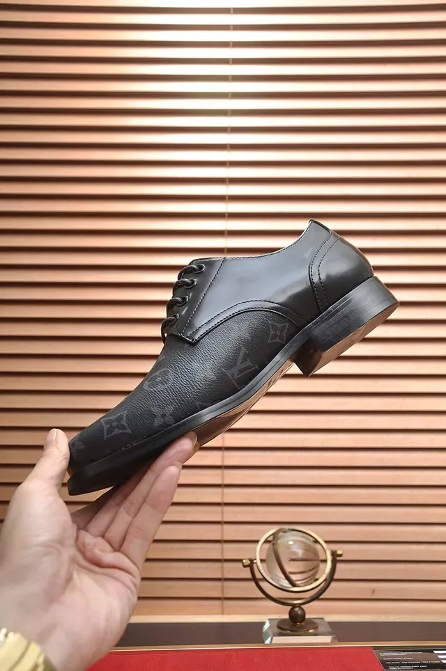 Louis Vuitton Sapatos Oxford com Bico de Tapa e Monograma Impresso 6