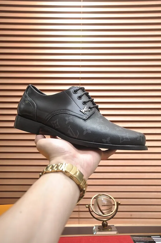 Louis Vuitton Sapatos Oxford com Bico de Tapa e Monograma Impresso 7