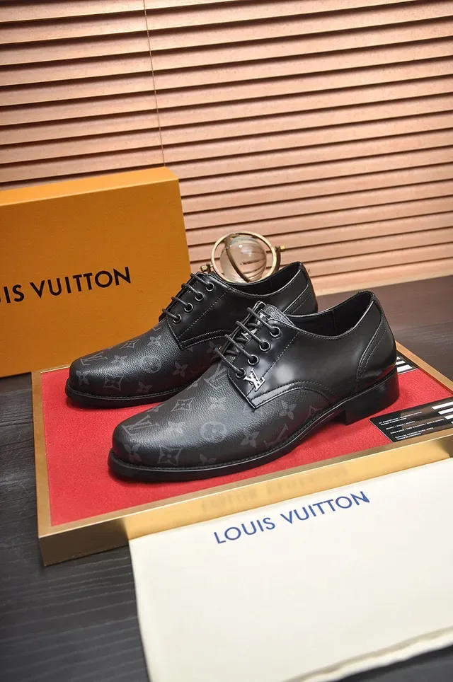 Louis Vuitton Sapatos Oxford com Bico de Tapa e Monograma Impresso 8