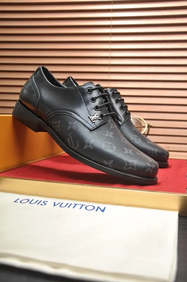 Louis Vuitton Sapatos Oxford com Bico de Tapa e Monograma Impresso 9