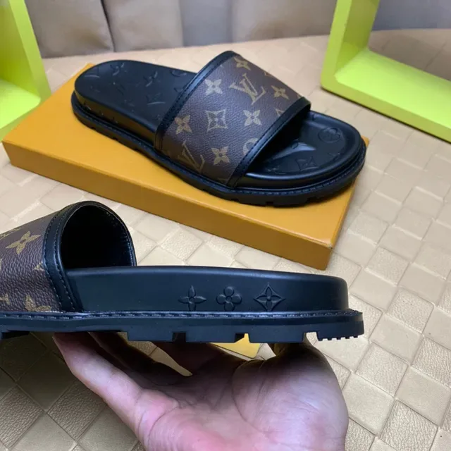 Louis Vuitton Monogram स्ट्रैप स्लाइड स्लिपर्स 4
