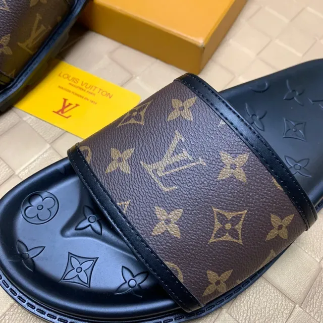 Louis Vuitton Monogram स्ट्रैप स्लाइड स्लिपर्स 5
