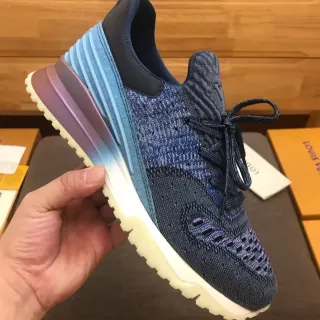 Louis Vuitton Zapatillas lifestyle azul marino con parte superior de knit esculturada suela media iridiscente