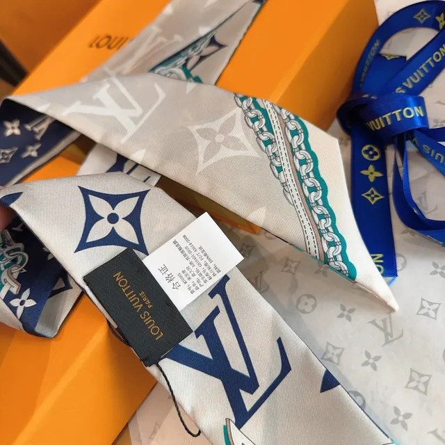 Louis Vuitton écharpe en soie monogramme bleu marine 2