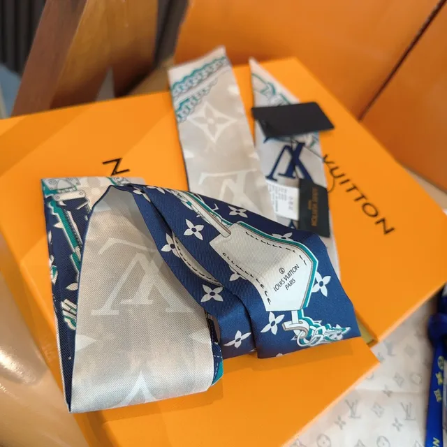 Louis Vuitton écharpe en soie monogramme bleu marine 3
