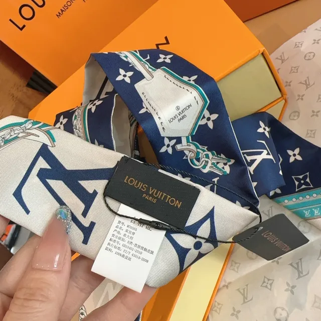 Louis Vuitton écharpe en soie monogramme bleu marine 4