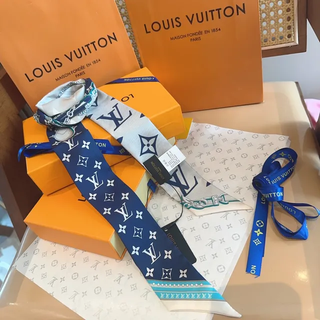 Louis Vuitton écharpe en soie monogramme bleu marine 6