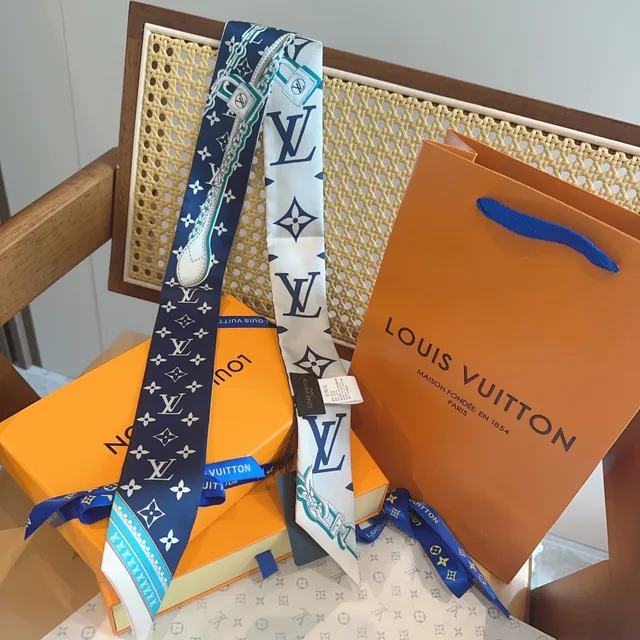 Louis Vuitton écharpe en soie monogramme bleu marine 7