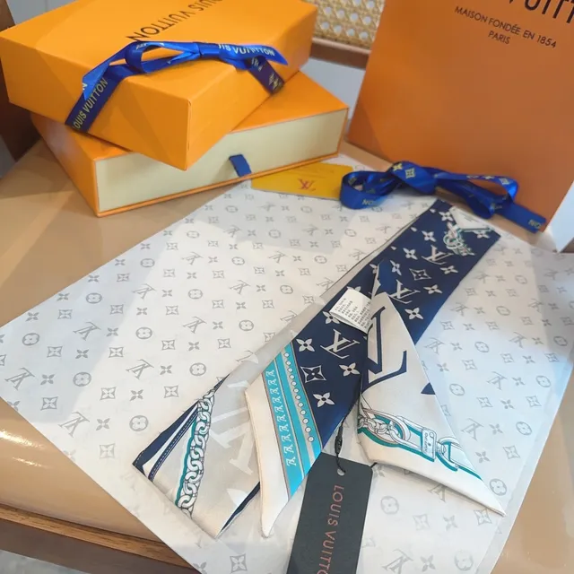 Louis Vuitton écharpe en soie monogramme bleu marine 8