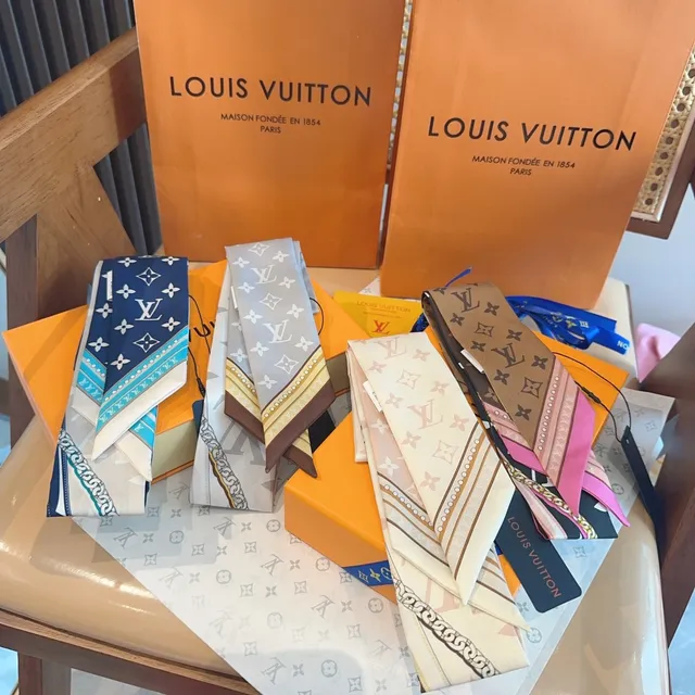 Louis Vuitton écharpe en soie monogramme bleu marine 9