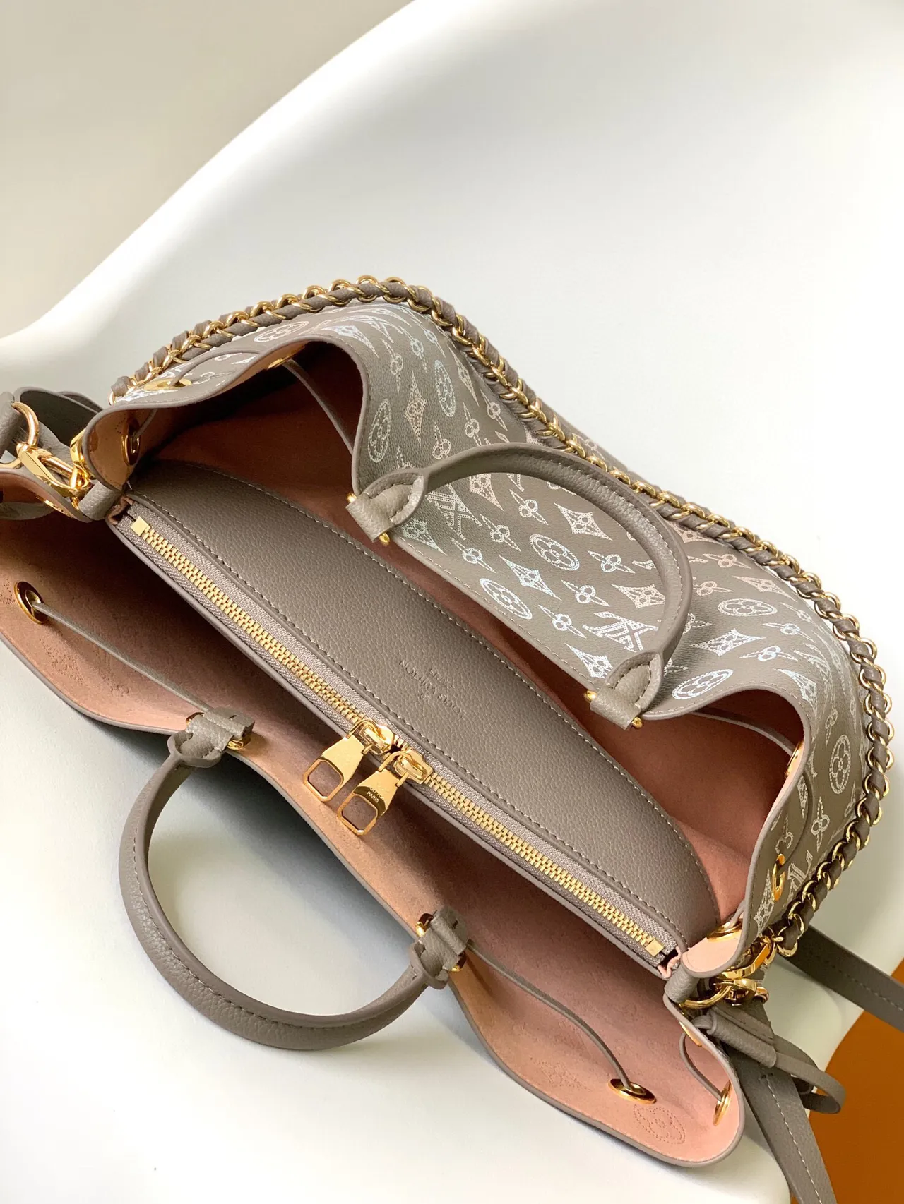 Louis Vuitton OnTheGo Gray White Monogram-Printed Leather Strap Bucket Bag 2