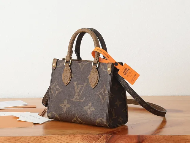 Louis Vuitton OnTheGo Mini Sac Messager Marron Beige Monogramme Toile Enduite 3