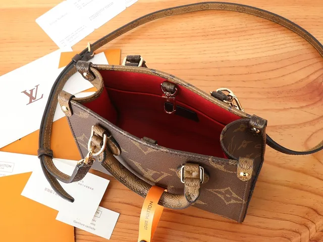Louis Vuitton OnTheGo Mini Sac Messager Marron Beige Monogramme Toile Enduite 6