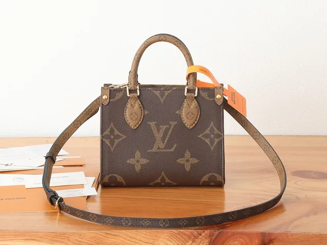 Louis Vuitton OnTheGo Mini Sac Messager Marron Beige Monogramme Toile Enduite 7