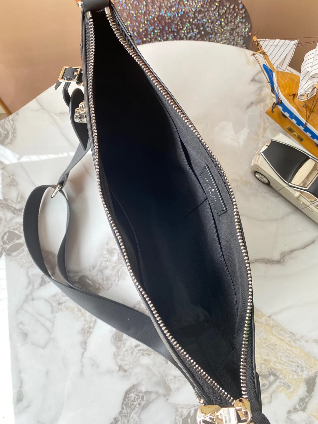 Louis Vuitton OnTheGo PM Sac bandoulière Gris Monogram 3