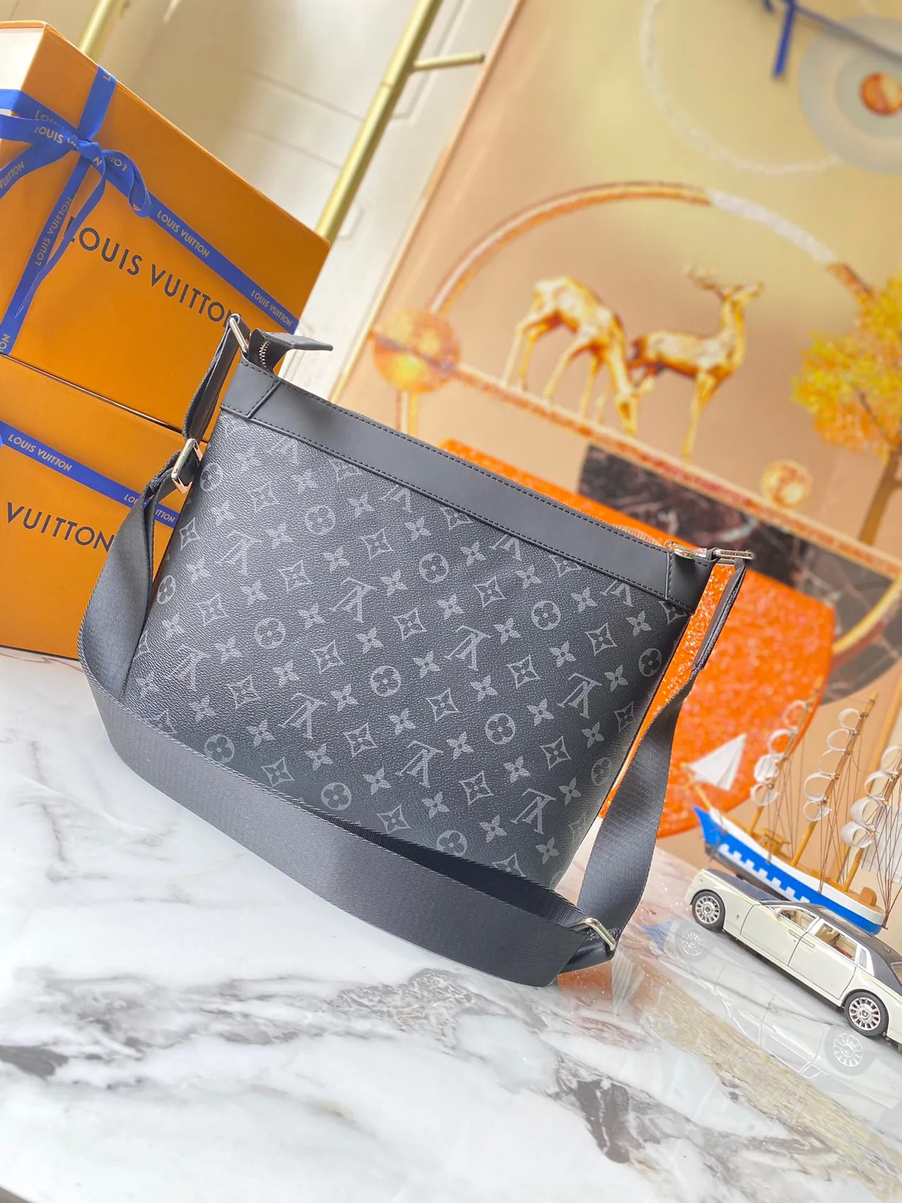 Louis Vuitton OnTheGo PM Sac bandoulière Gris Monogram 8