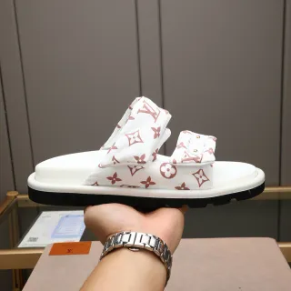 लुई विट्टन Run Away Slide सफेद और गुलाबी मोनोग्राम स्लिपर्स