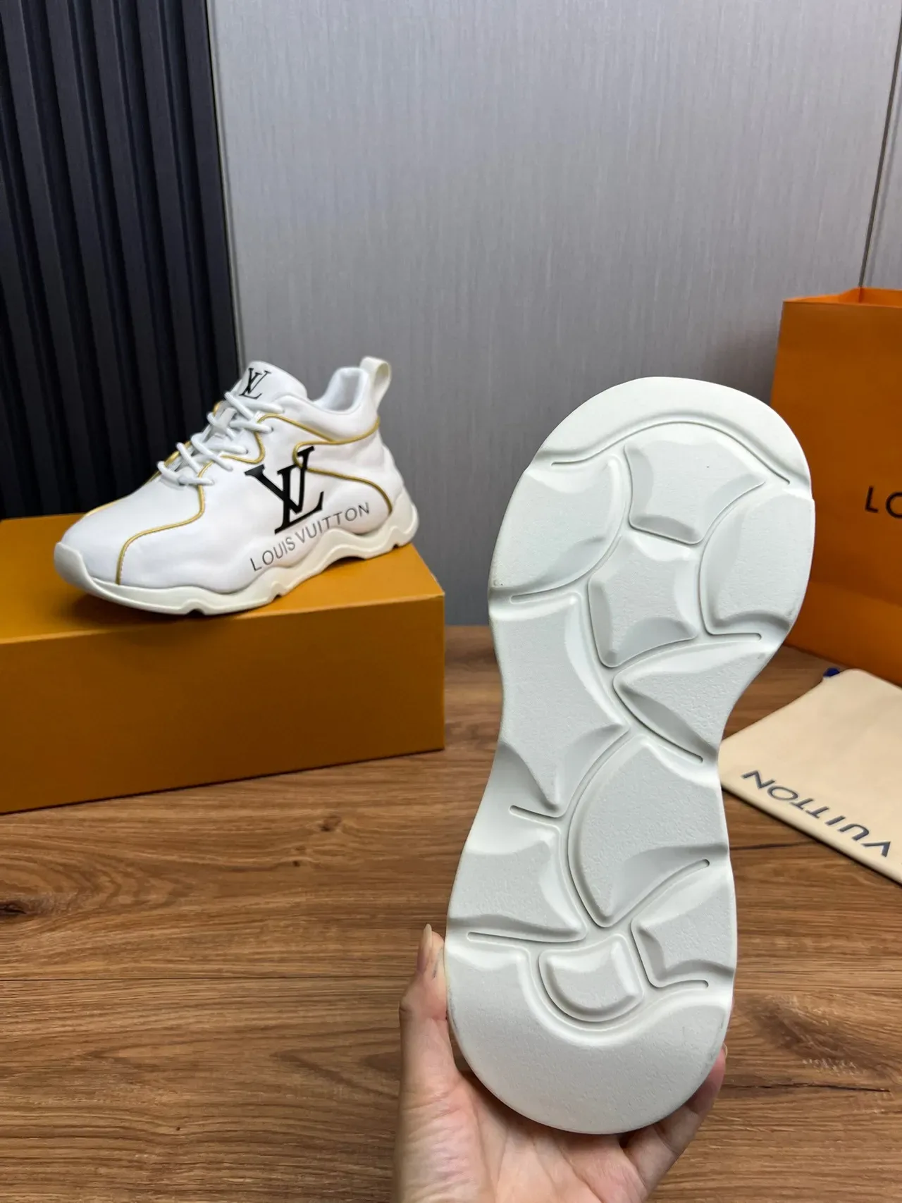 Louis Vuitton Run Away Sneakers Chunky Blancs et Or 2