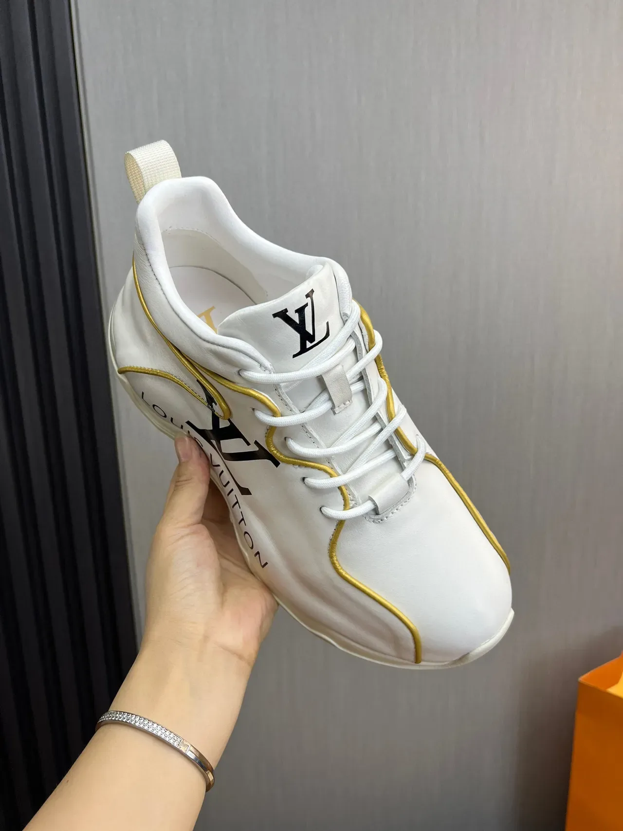 Louis Vuitton Run Away Sneakers Chunky Blancs et Or 3