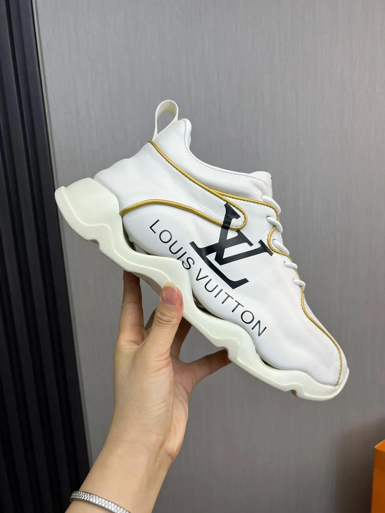 Louis Vuitton Run Away Sneakers Chunky Blancs et Or 4