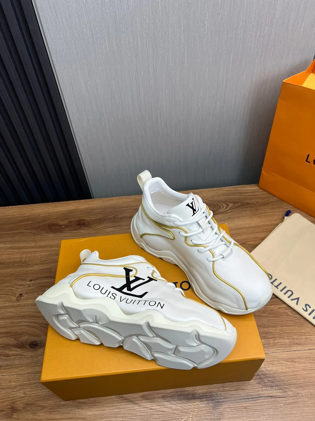 Louis Vuitton Run Away Sneakers Chunky Blancs et Or 5