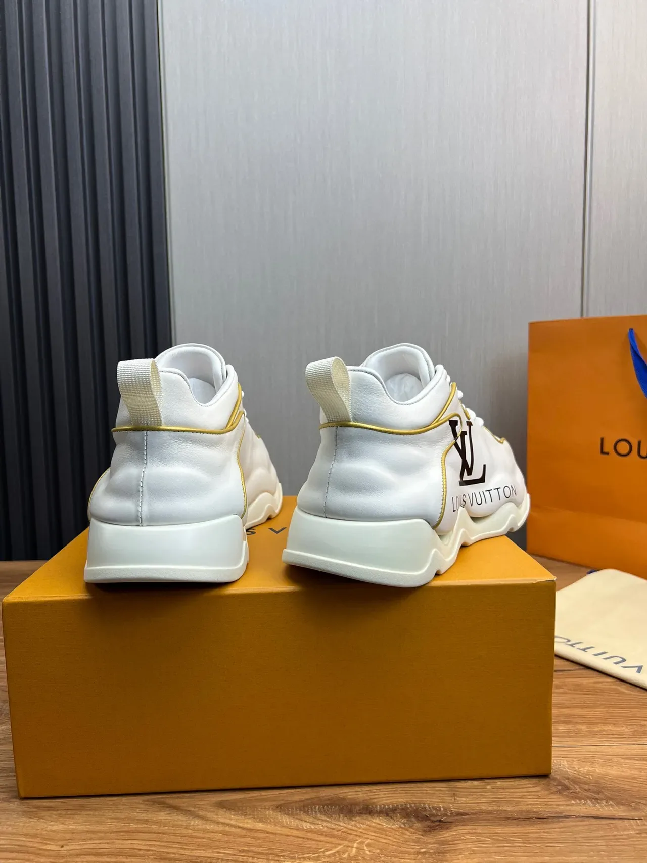 Louis Vuitton Run Away Sneakers Chunky Blancs et Or 6