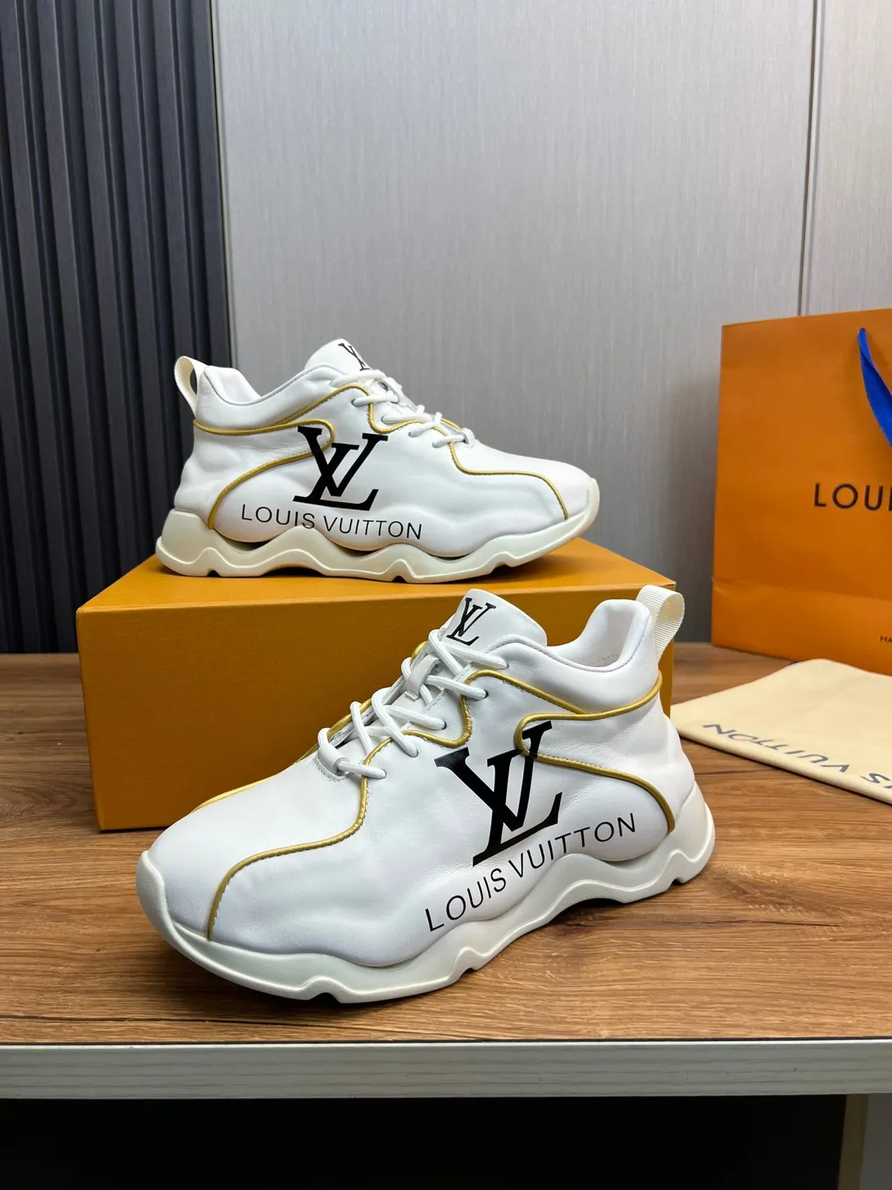 Louis Vuitton Run Away Sneakers Chunky Blancs et Or 7