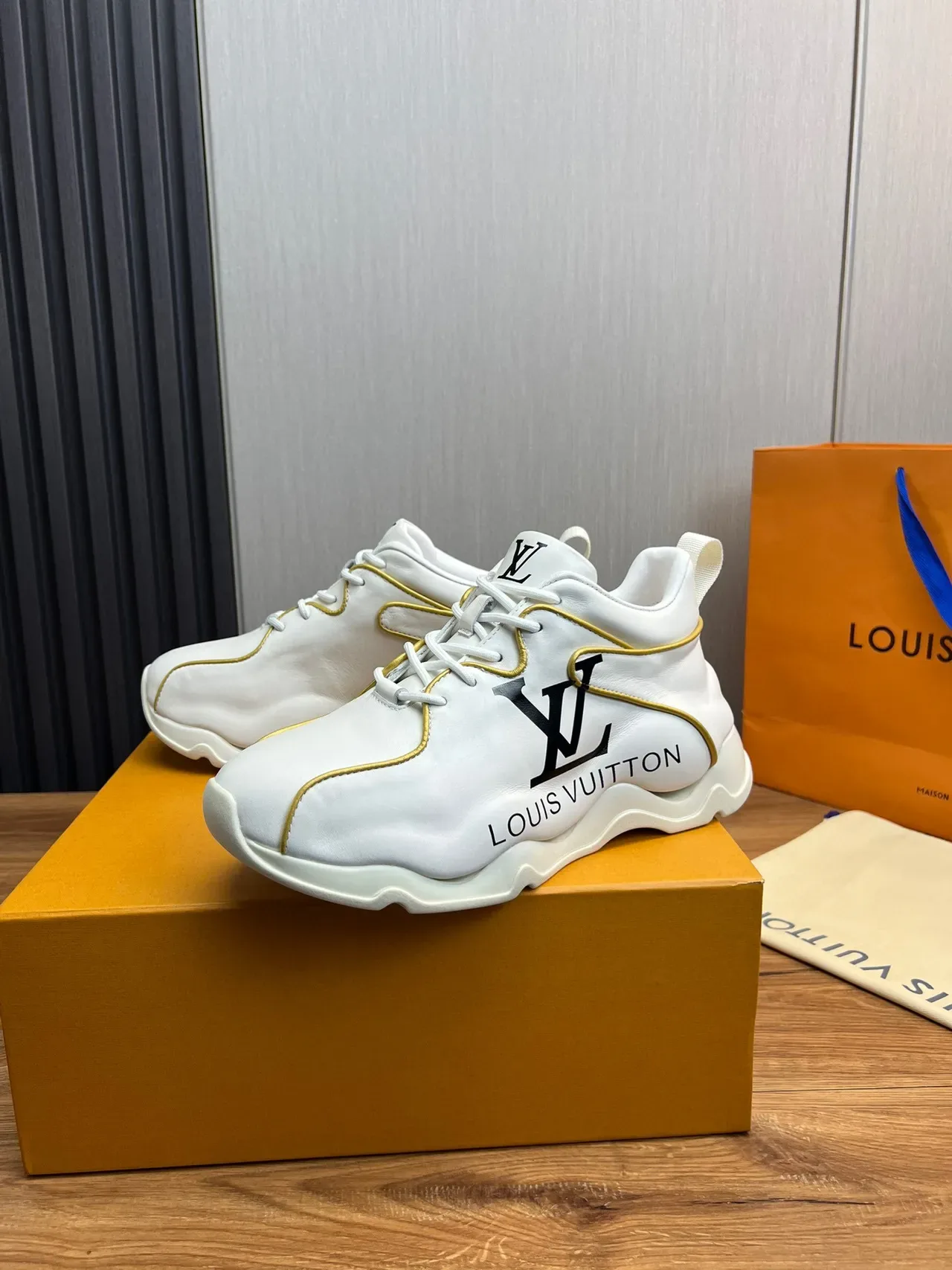 Louis Vuitton Run Away Sneakers Chunky Blancs et Or 8