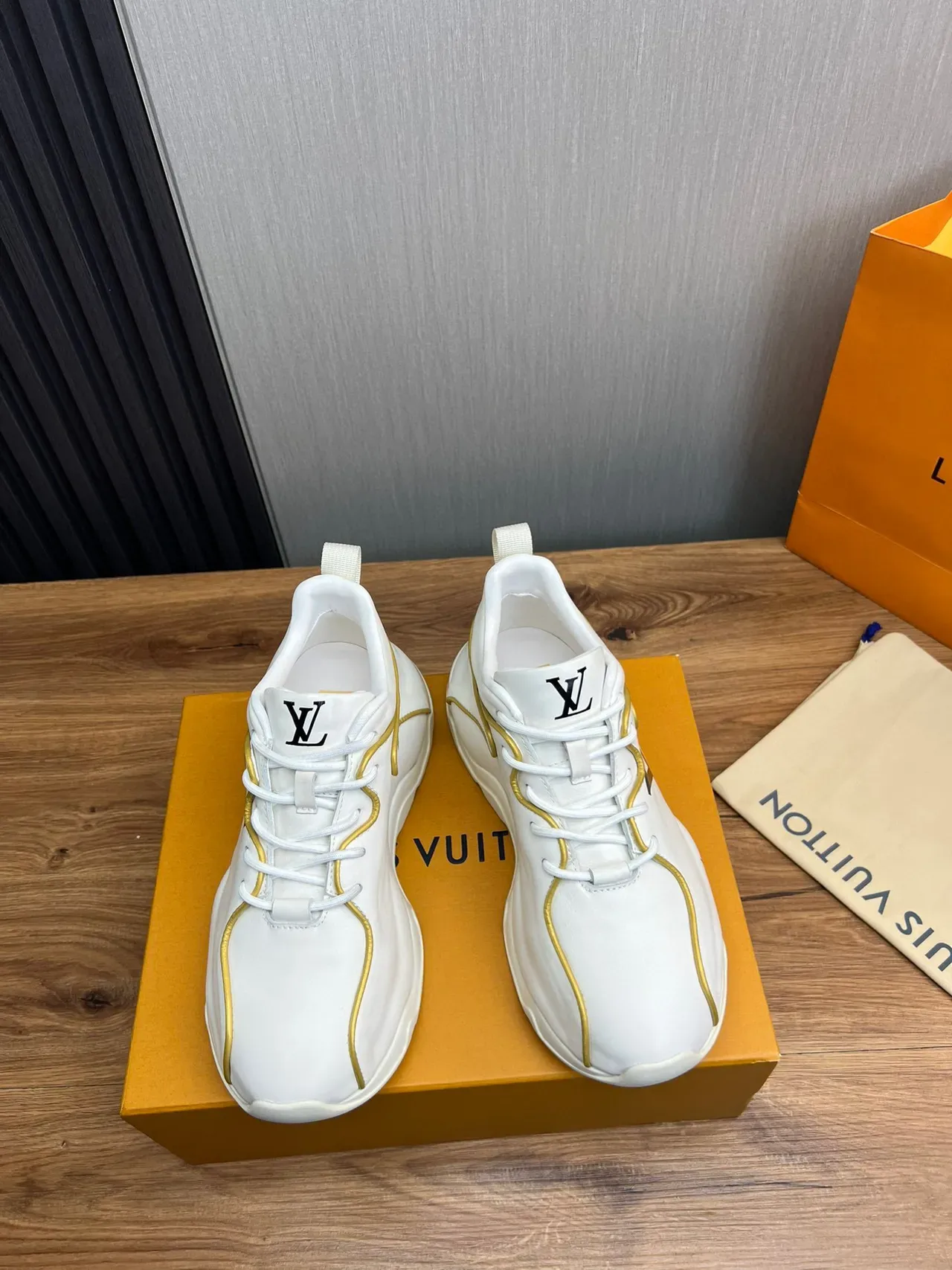 Louis Vuitton Run Away Sneakers Chunky Blancs et Or 9