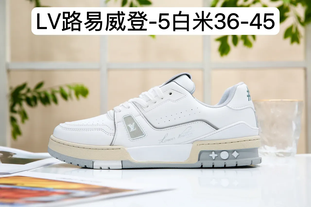Louis Vuitton Run Away Blanc Deep Navy Gris Sneakers Lifestyle 17