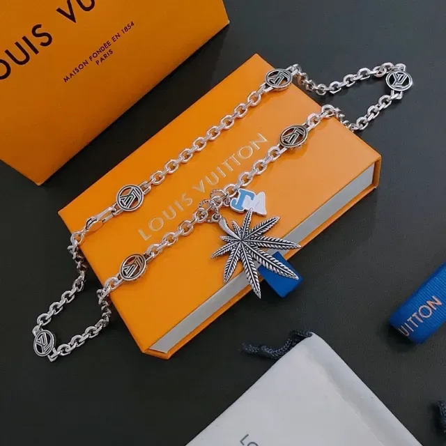 Louis Vuitton Silver Blue Curb Chain Monogram-Link Design Necklace 8