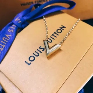 قلادة بيندانت فضية مصقولة مجموعة V Louis Vuitton
