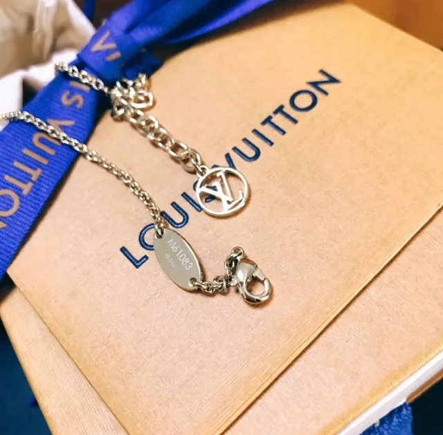 Louis Vuitton V Collection Polished Silver Pendant Necklace 6
