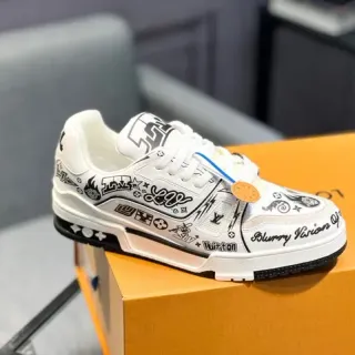 Louis Vuitton Zapatillas Lifestyle Blancas y Negras con Impresión Gráfica Low-Top