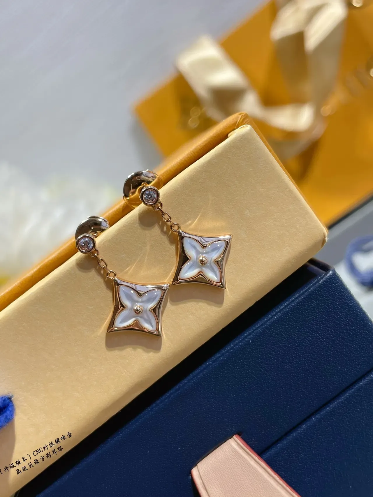 Louis Vuitton White Gold Quatrefoil Floral Pendant Metal Earrings 3