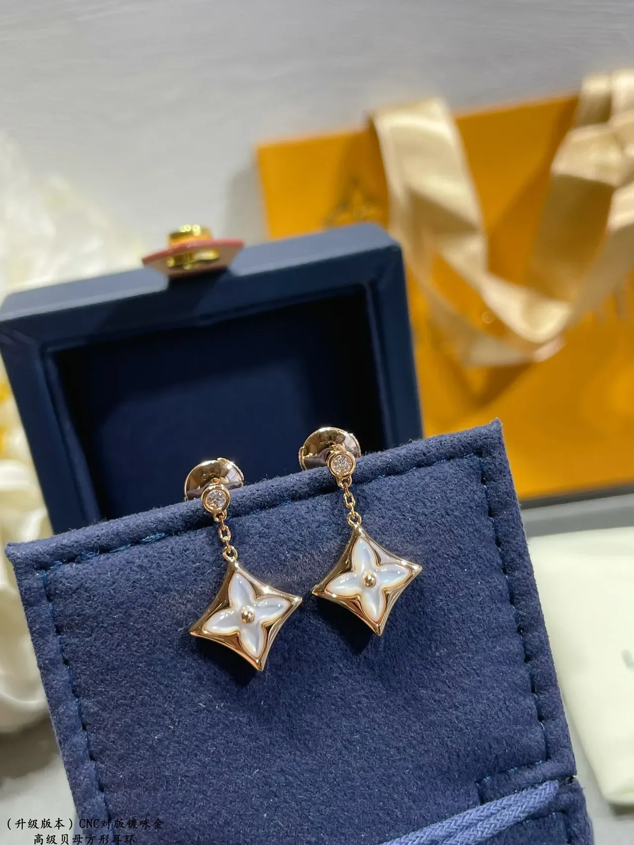 Louis Vuitton White Gold Quatrefoil Floral Pendant Metal Earrings 7