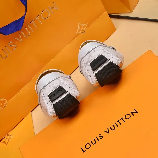 Louis Vuitton Blanc Gris Imprimé Monogramme Cuir Métal LV Boucle Loafer 2