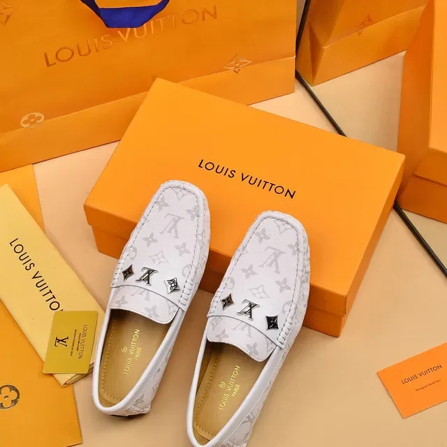 Louis Vuitton Blanc Gris Imprimé Monogramme Cuir Métal LV Boucle Loafer 3