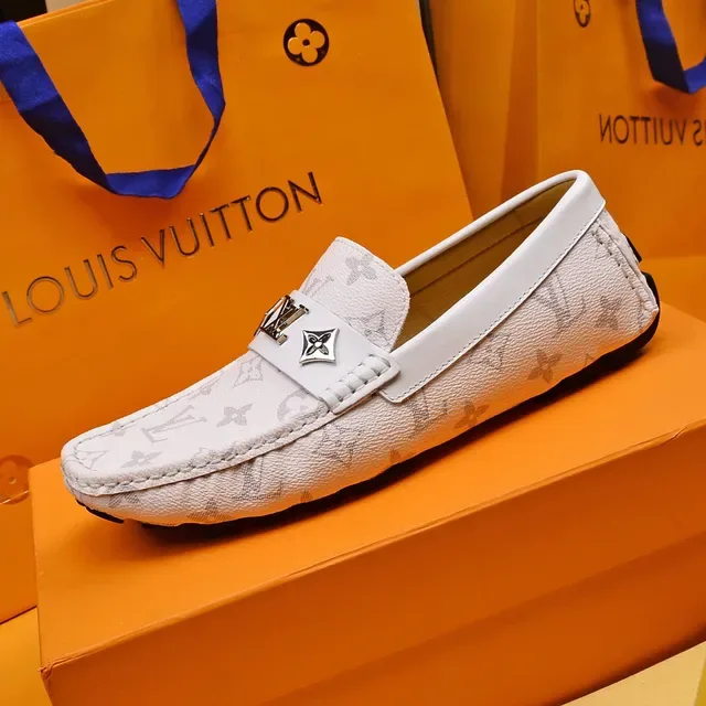 Louis Vuitton Blanc Gris Imprimé Monogramme Cuir Métal LV Boucle Loafer 5