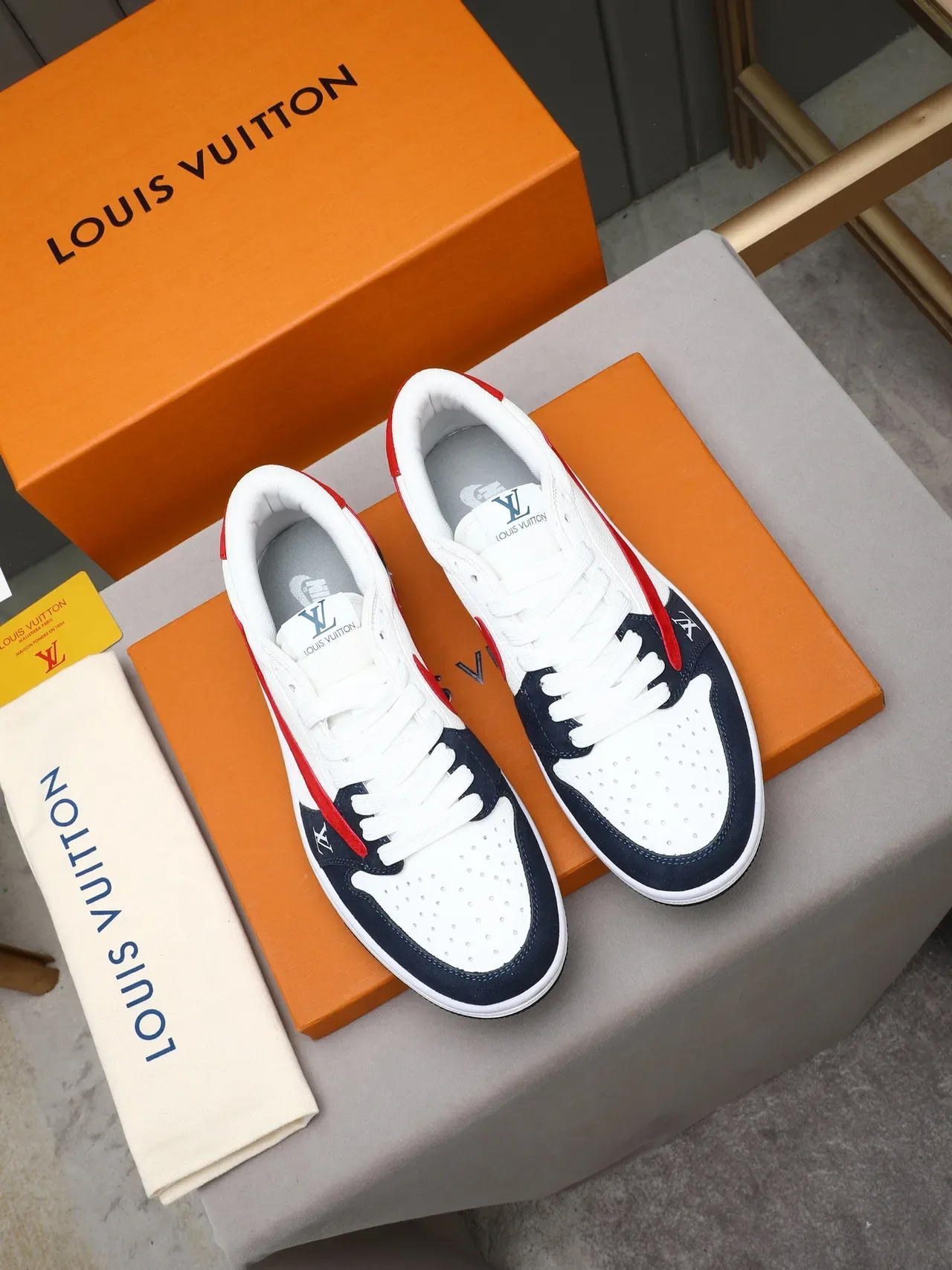 Louis Vuitton Sneakers Lifestyle Blanc Navy Low-Top Layered En Suede Et Cuir 2
