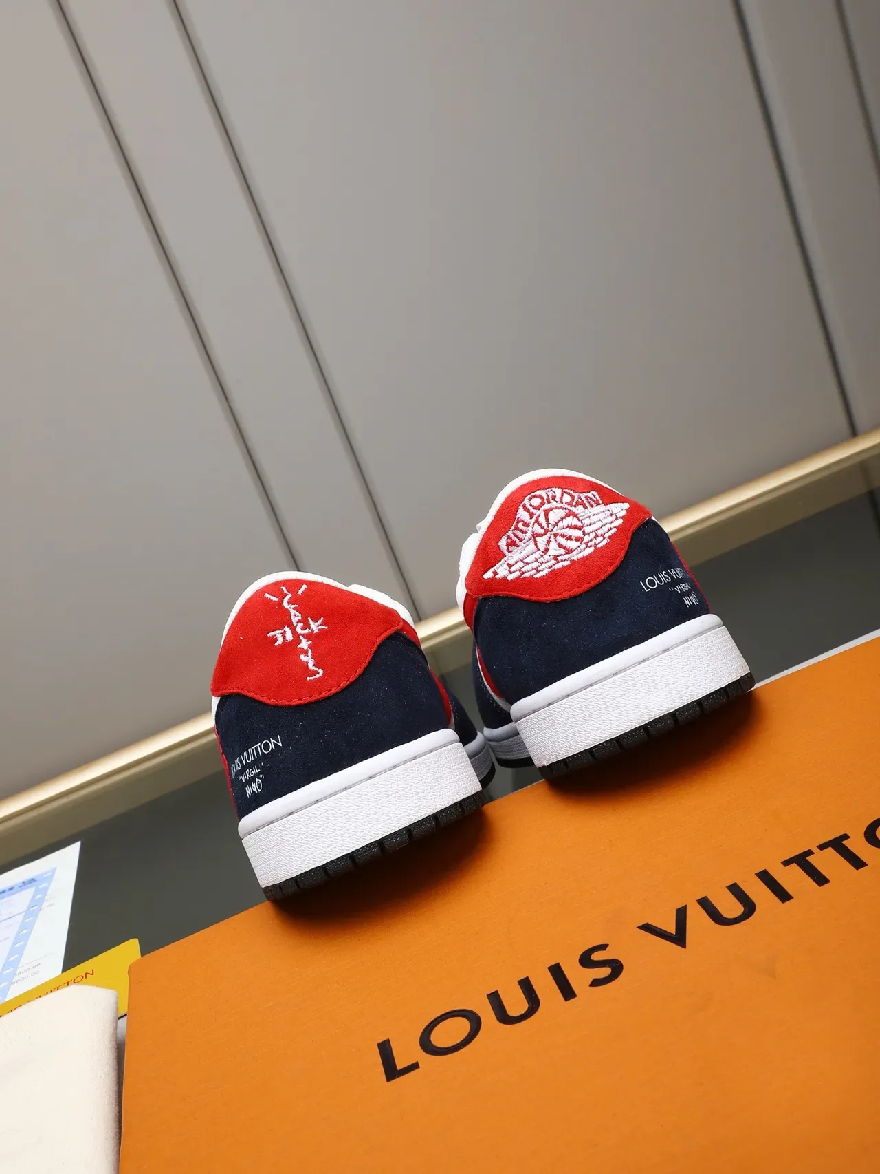 Louis Vuitton Sneakers Lifestyle Blanc Navy Low-Top Layered En Suede Et Cuir 3