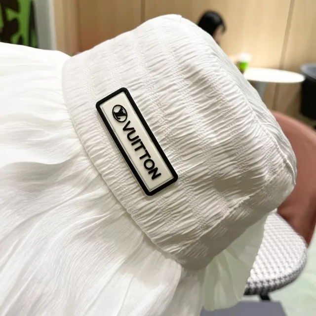 Chapéu de Balde Louis Vuitton Branco Amassado com Babados 3