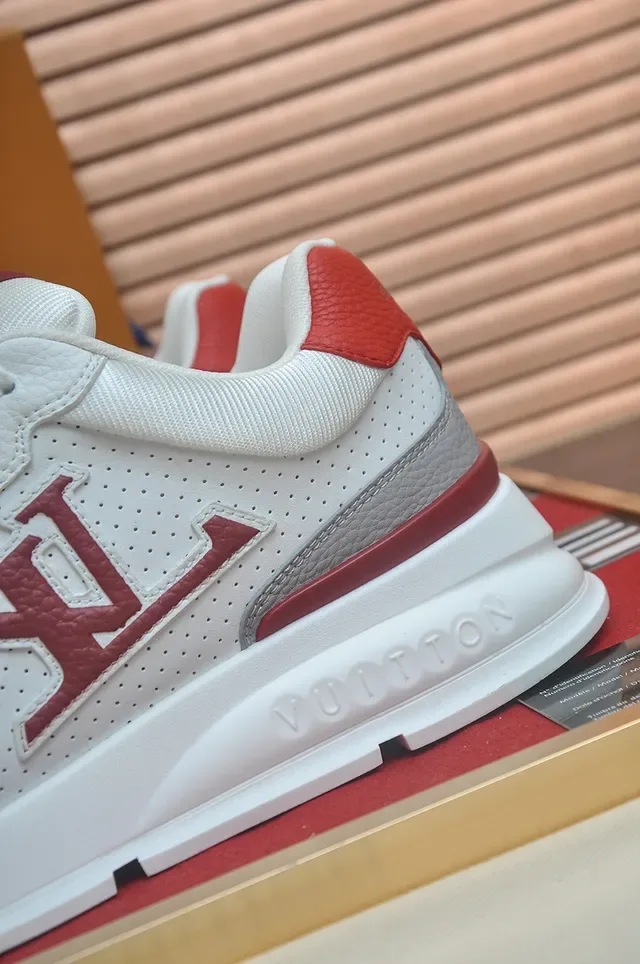Louis Vuitton Branco e Vermelho Perfurado Superior Chunky Midsole Lifestyle Sneakers 2